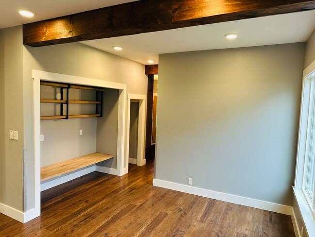 Building Photo - Charming Vintage Farm House