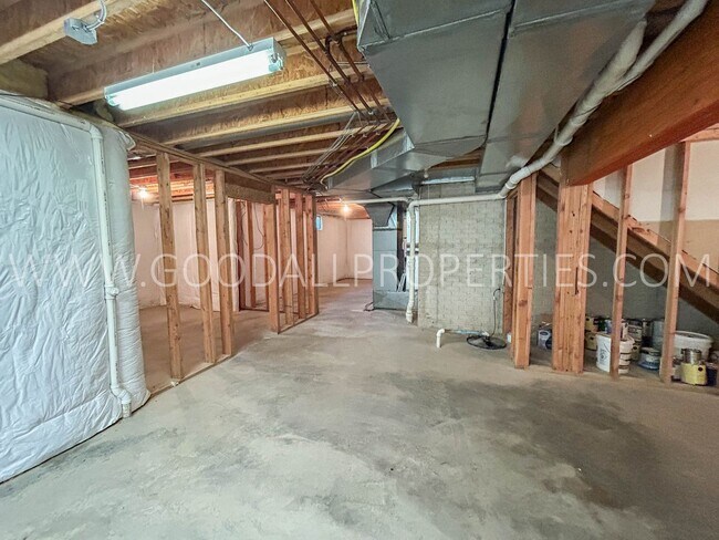 Building Photo - 3 Bedroom Single-Family home in West Des Moines with a fully fenced in yard!