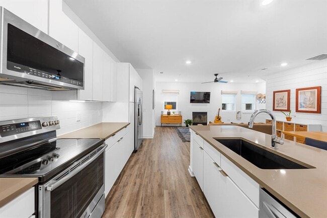 Building Photo - 5924 S Congress Ave