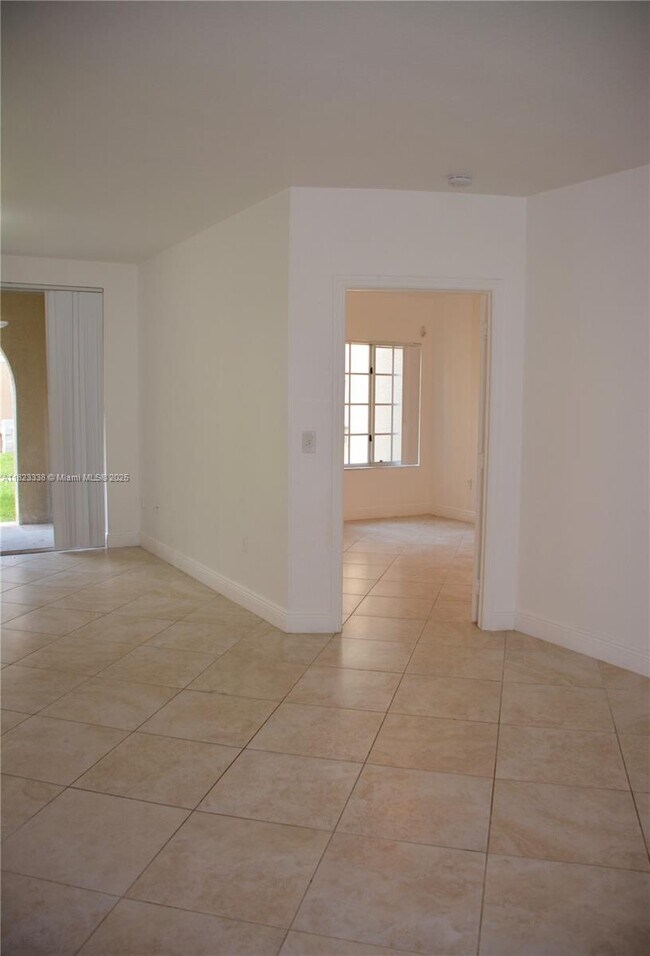 Building Photo - 2586 Centergate Dr