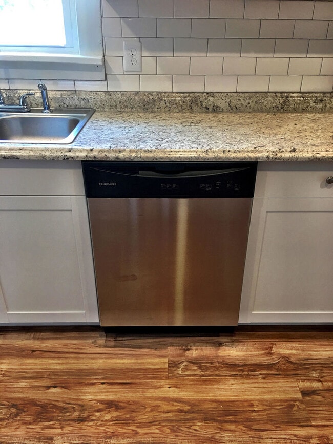 Building Photo - Beautifully Remodeled and Rent Ready.