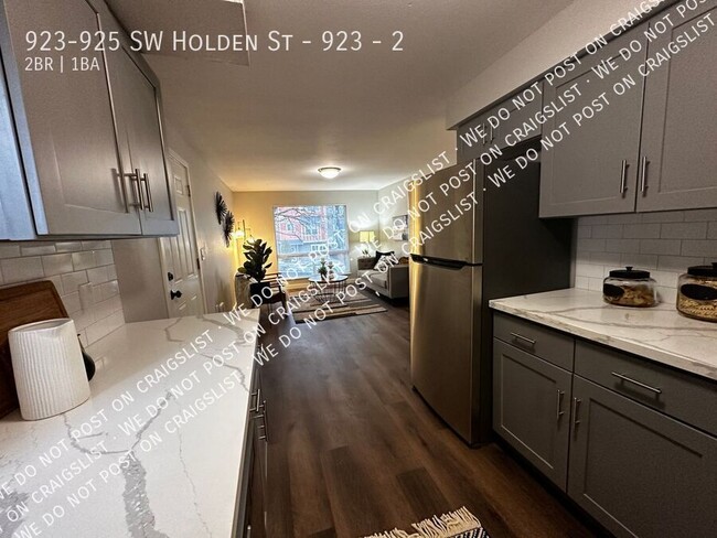 Building Photo - West Seattle - Renovated 2 Bedroom / 1 Bat...