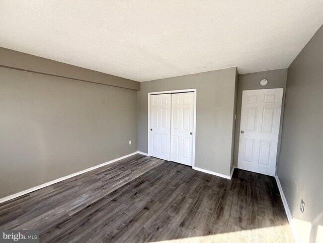 Building Photo - 207 Barclay Towers