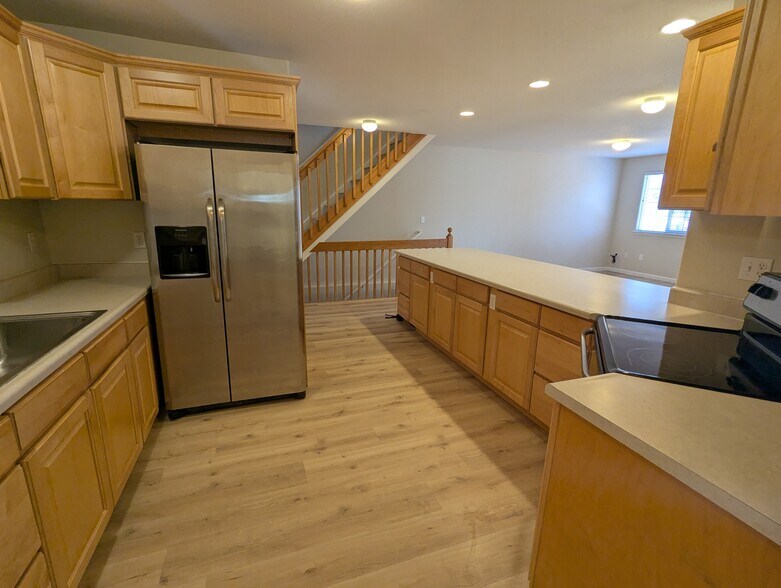 Kitchen - 711 Gateway Cir