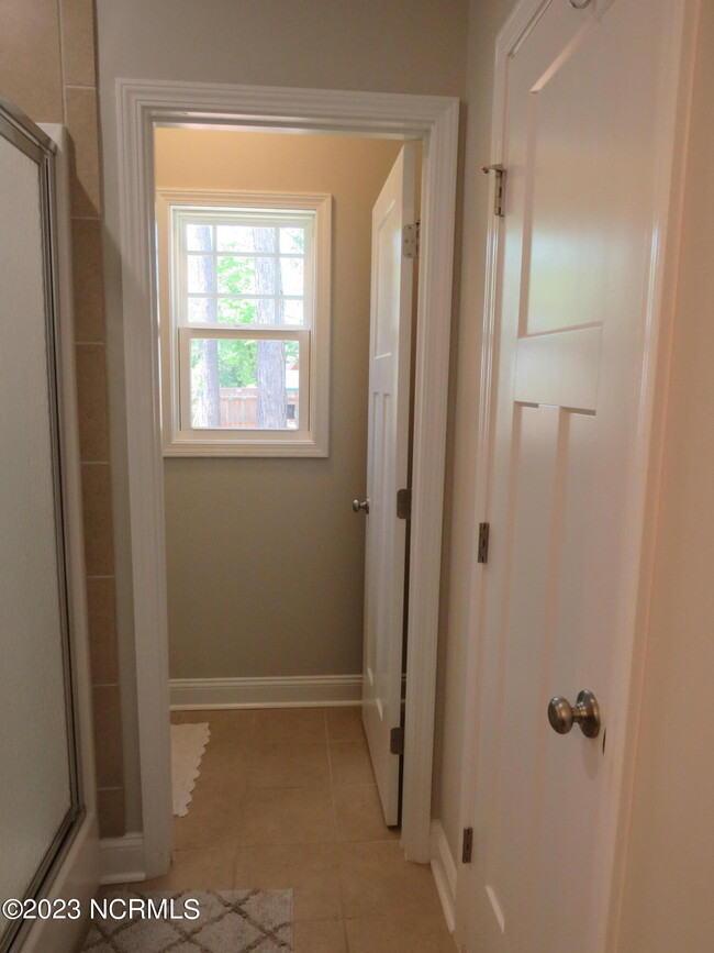 Building Photo - 425 Palisades Dr