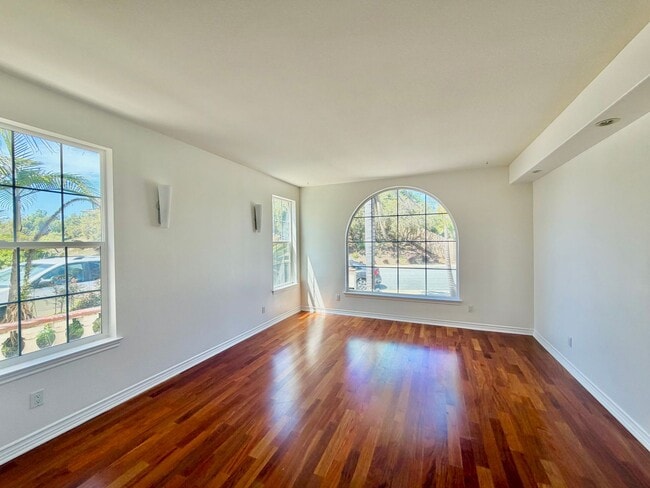 Building Photo - Elegant 5 Bedroom Home With Sweeping Staircase and Tons of Space!