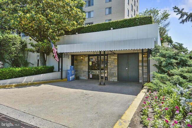 Building Photo - 10101 Grosvenor Pl