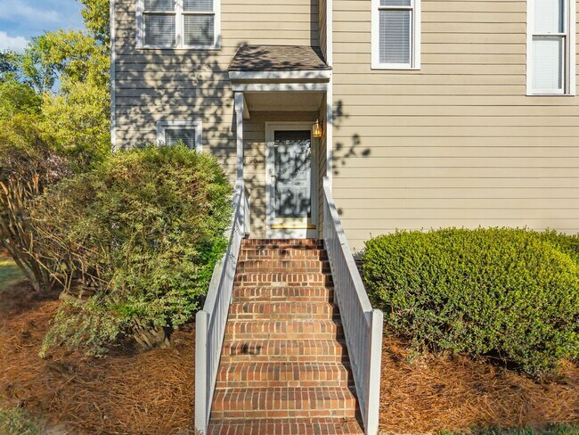 Building Photo - Beautiful End-Unit Townhome with Fresh Updates in Convenient Raleigh Location!