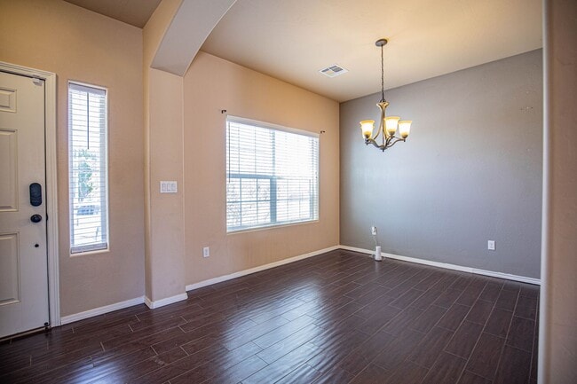 Building Photo - 4 Bedroom 3 bath Beautiful Home
