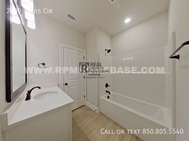 Building Photo - 2700 Louis Cir