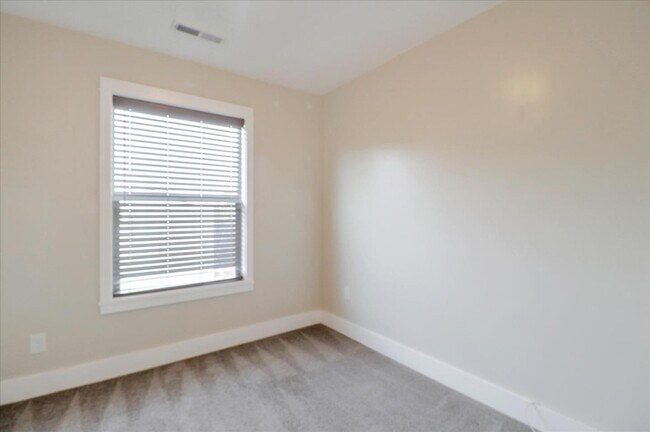 Building Photo - 683 Harbour Way