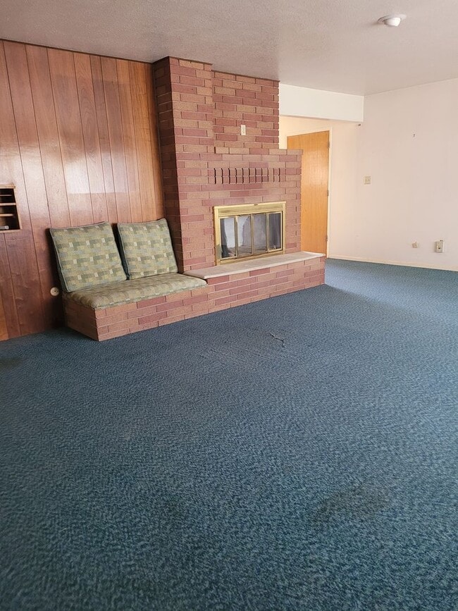 Building Photo - Large 3 Bedroom, 2 Bath Home