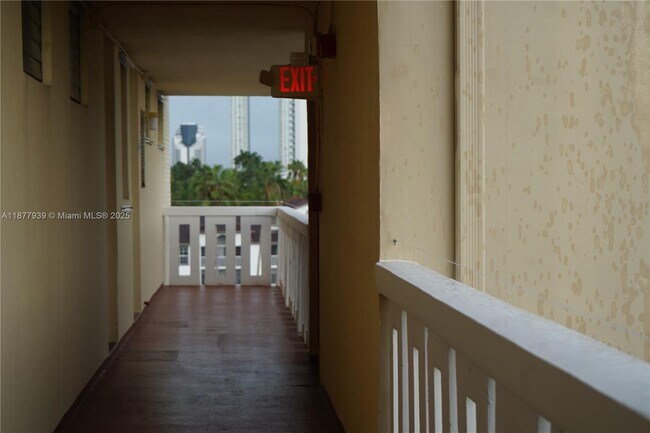 Building Photo - 2999 Point E Dr
