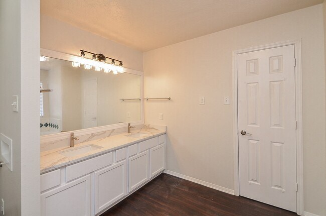 Building Photo - 3027 Texas Oak Dr