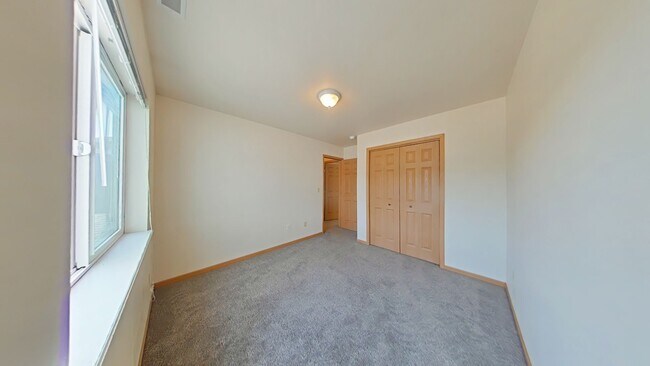 Building Photo - Gorgeous 2 Bedroom 1 Bathroom Townhouse St...