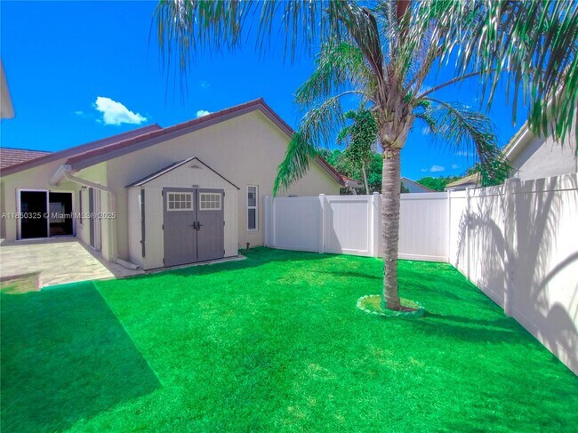 Building Photo - 5780 Sun Pointe Cir
