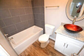 Building Photo - Newly Renovated 3 bedroom, 2 bath duplex conveniently located in Cumberland Cove