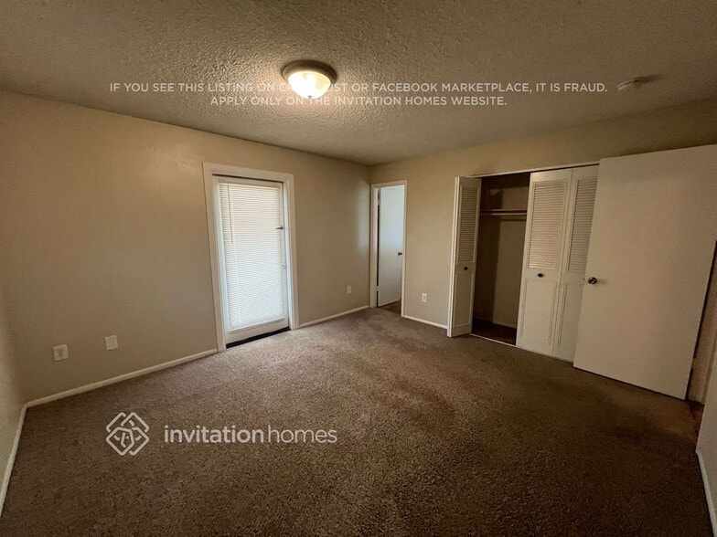 Building Photo - 3241 E Sunnyside Dr