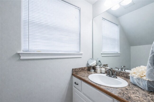 Building Photo - 1123 S Tottenham Ct