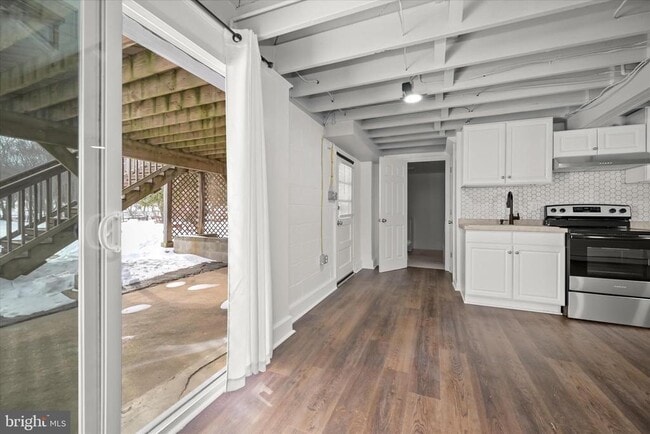 Building Photo - 1639 The Strand