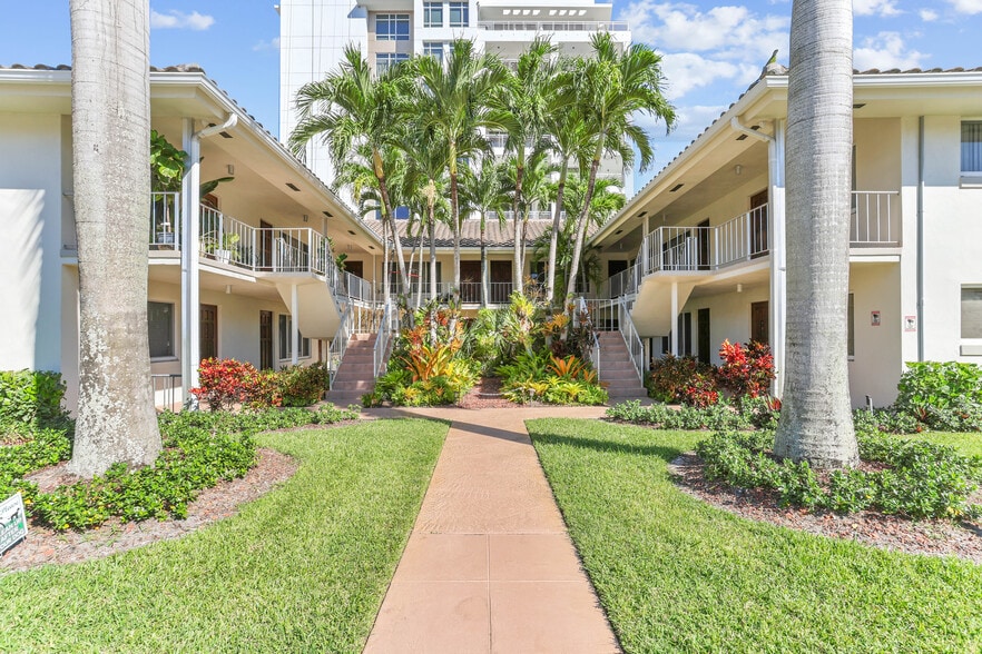 Building Photo - 301 E Royal Palm Rd