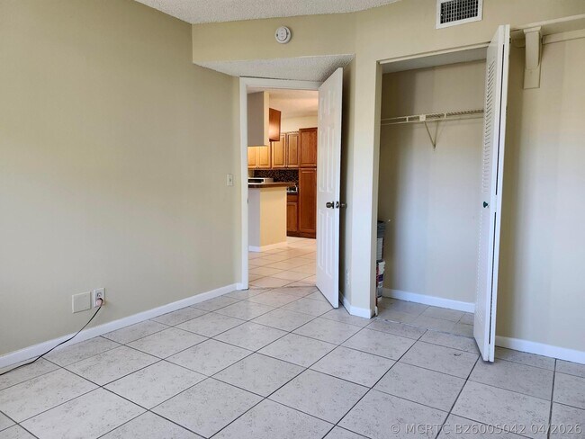 Building Photo - 545 Trace Cir