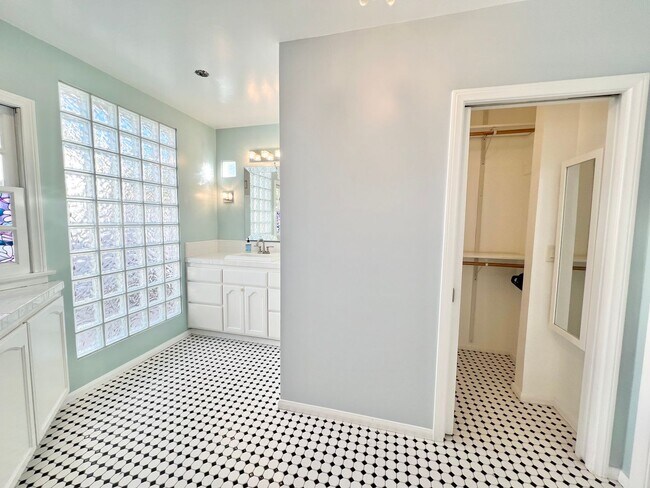 Building Photo - Charming Bixby Knolls Corner Home with Yard, Cabana, & A/C