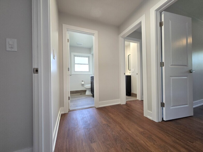 Building Photo - 1002 E Callero Cir