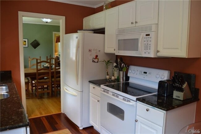 Building Photo - 18 E Austin St