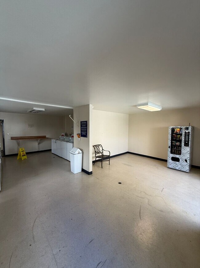 Building Photo - Modern 1BD/1BA Condo at The Met Warner Center! Ready for Move-In!