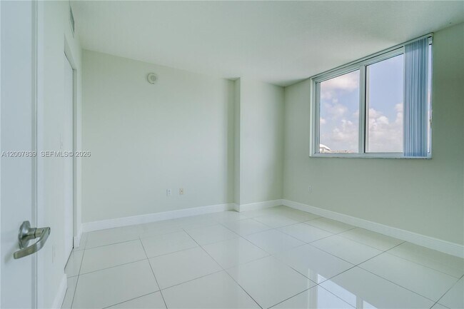 Building Photo - 1871 NW S River Dr