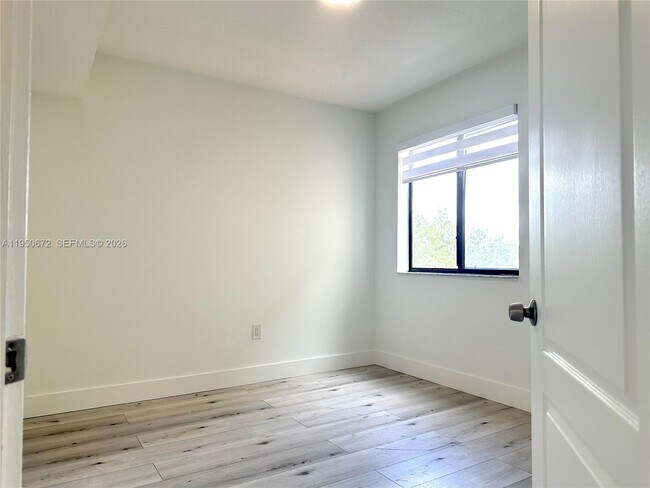 Building Photo - 9340 Fontainebleau Blvd