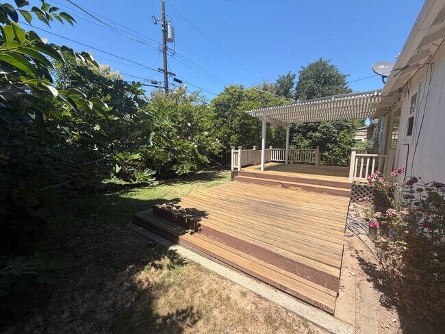 Building Photo - 2 Bedroom | 1 Bathroom | Single family in East Sacramento