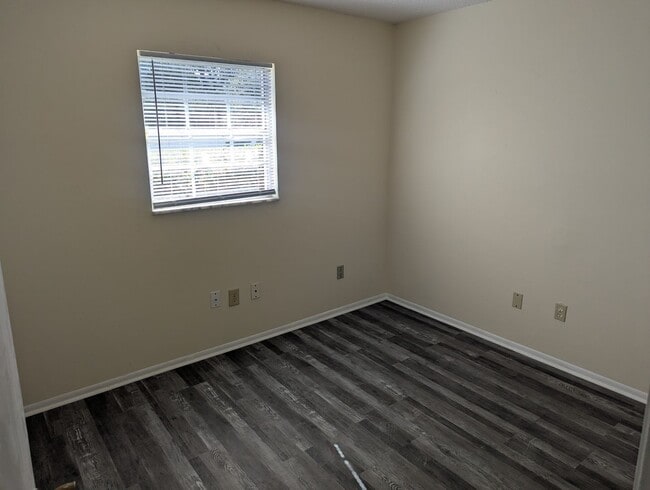 Building Photo - 3 Bedroom House For Rent, Lawncare included.