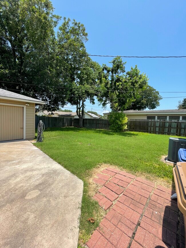 Building Photo - 1010 Peerman Pl