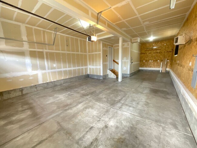 Building Photo - 4 Bedroom Home Available Near Marksheffel ...