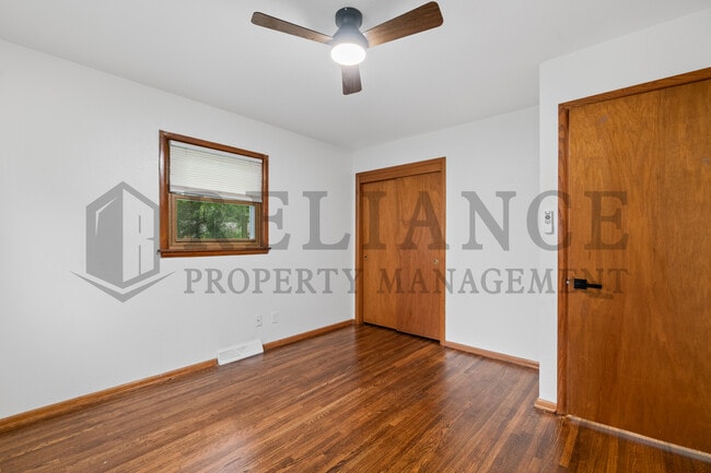 Building Photo - 211 E Meadowlark Rd