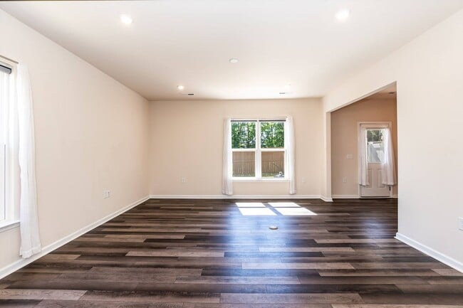 Building Photo - Gorgeous End Unit Townhome!