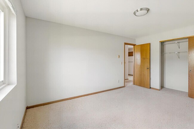 Building Photo - 16 W Klubertanz Dr