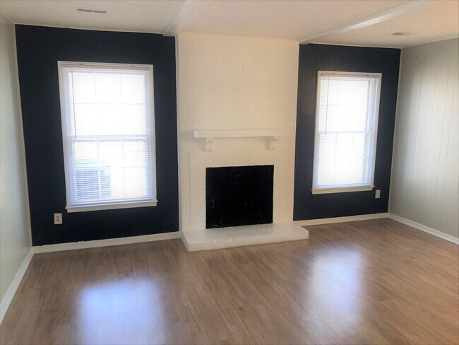 Building Photo - SW Large Brick Home, Updated Kitchen & Bathrooms, Wood Like Flooring, Fenced Yard!