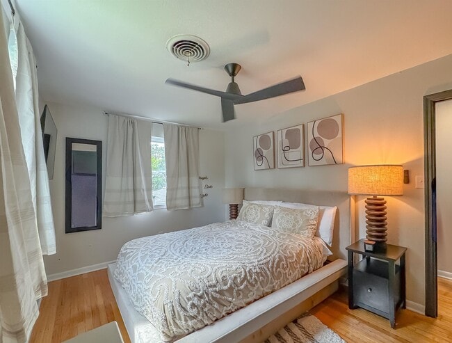 Building Photo - 1044 Seminole Dr