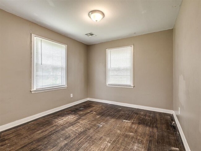 Building Photo - 209 Elm St