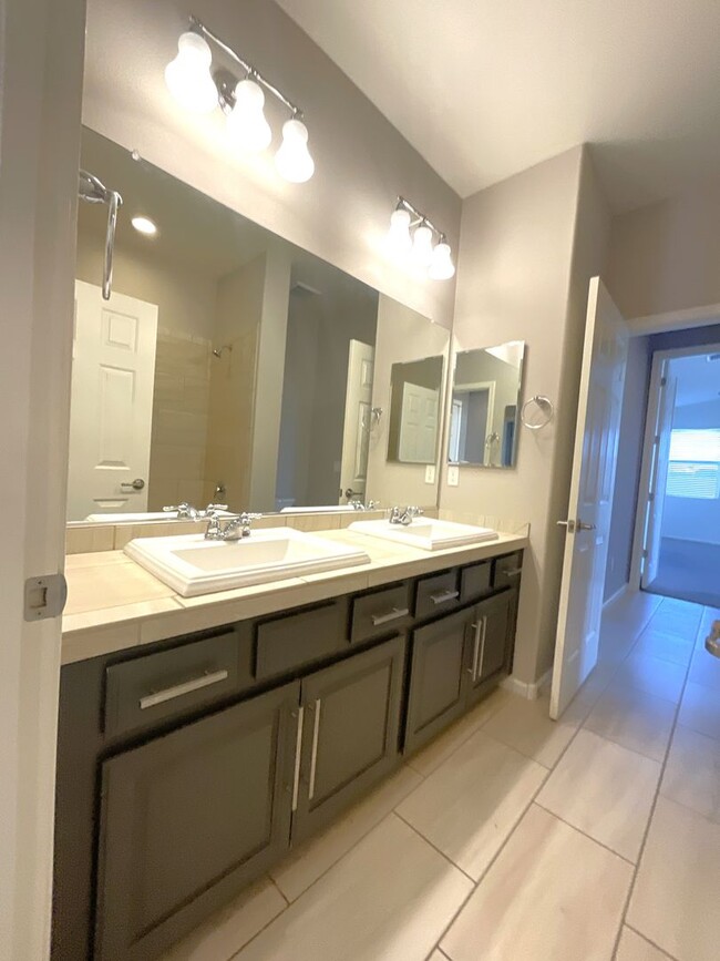 Building Photo - Vail School District hard to find 5 bedroo...