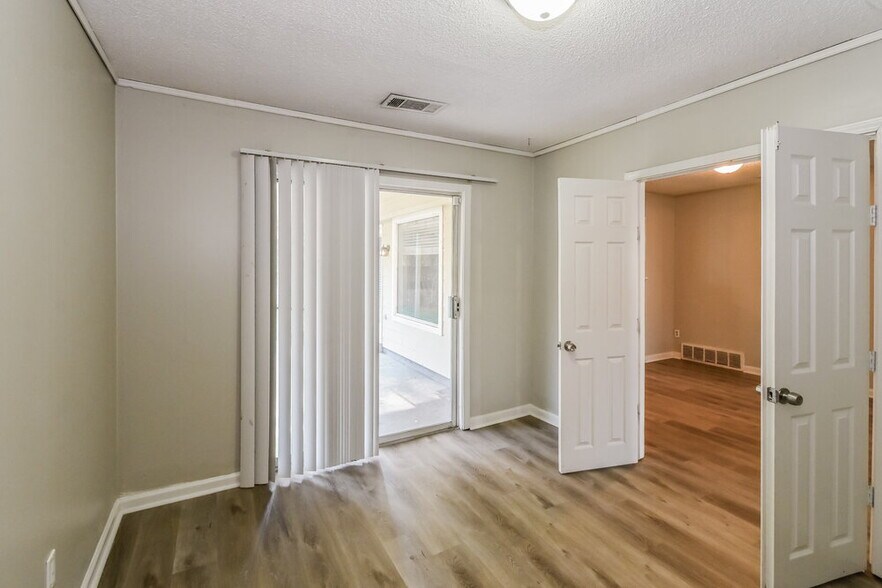 Building Photo - 4864 Barkshire Dr