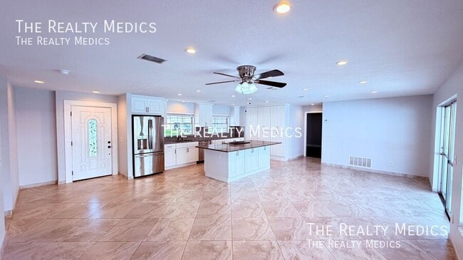 Building Photo - 6 Carriage Hill Cir