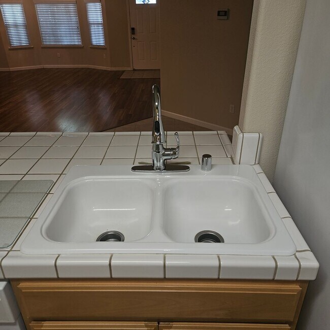 Building Photo - Charming 3 bedroom Duplex Close to Doctors...