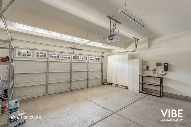 Building Photo - Spacious 3 bedroom plus office in Desirabl...