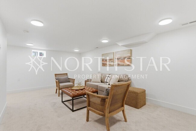 Building Photo - 592 9th St