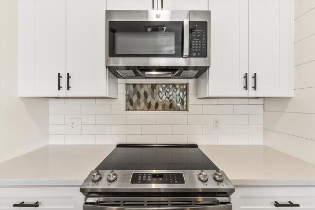 Building Photo - 1402 Courtney Pl