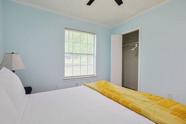 Building Photo - 2502 High Hollow Dr